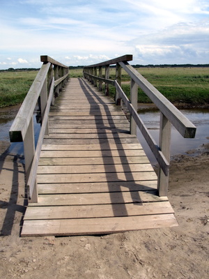 Brücke beim Weg zum Strand