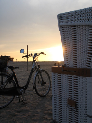 Mit dem Rad beim Strandkorb