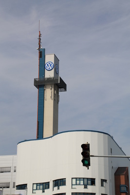 Grüne Ampel vor dem VW Werk