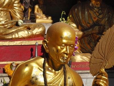 Goldene Statue eines buddhistischen Mönches