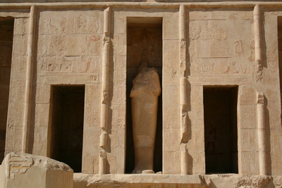 Statue in der Wand des Hatschepsut Tempels