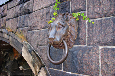 An der Rathausmauer in Stockholm