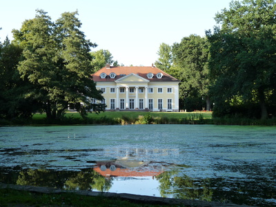 Schloss Schönburg Hofgeismar mit See 1