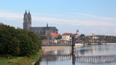 Magdeburg mit Dom und Elbe