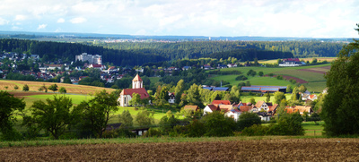 Schwarzwaldpanorama mit Kirche und Dörfern
