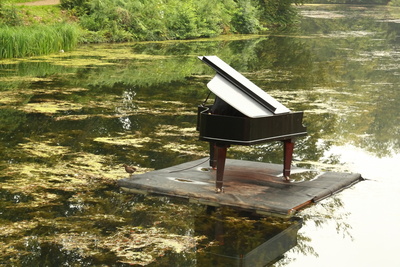 schwimmendes Klavier