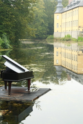 Illumina Schloss Dyck, schwimmendes Klavier
