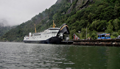 Die Autofähre  in Geiranger