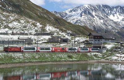 Der Glacier Express in der Schweiz ist die berühmteste Bahn der Welt