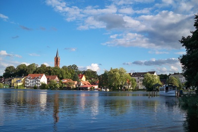 Blick über den See auf Feldberg