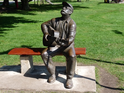 Gitarrenspieler im Park