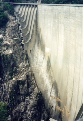 Staumauer des Vogorno-Sees