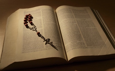 Bibel mit Rosenkranz