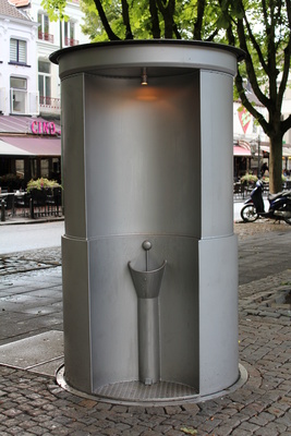 öffentliches WC auf dem Paradeplatz