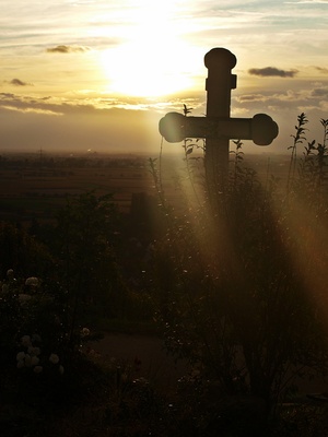 Kreuz im Abendlicht