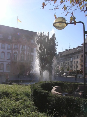 Fastnachtsbrunnen, Schillerplatz, mit Blick auf den Osteiner Hof