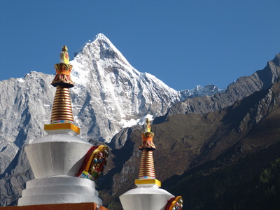 Stupas eines buddhistischen Klosters vor einem Berg