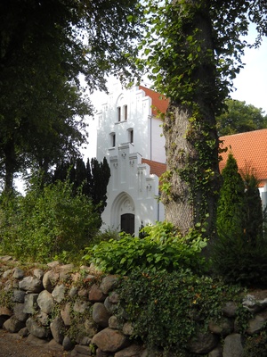 Dänische Dorfkirche in Ollerup