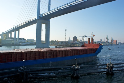 Rügenbrücke mit Frachter