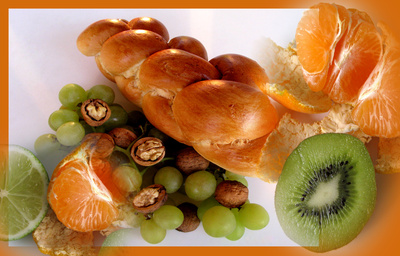 Nüsse, Brot und Früchte
