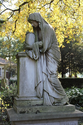 Steingrabfigur mit Urne