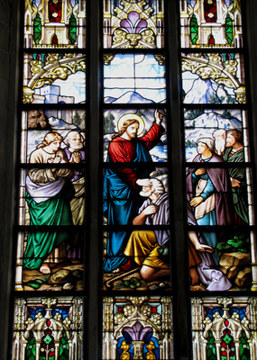 Kirchenfenster mit Glasmalerei (um 1900)