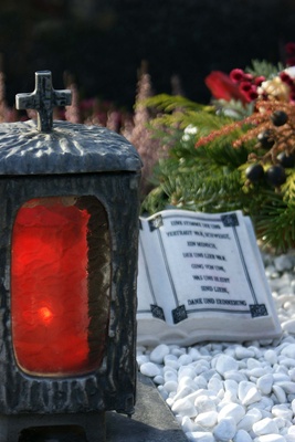 Eine Kerze am Grab