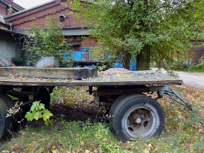 Kaputter LKW-Anhänger vor einer alten Fabrik