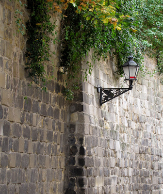 Laterne an Stadtmauer