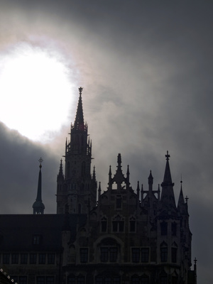 Hochnebel über dem Muenchner Rathaus