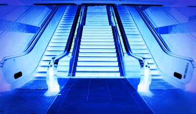 Rolltreppe in blau