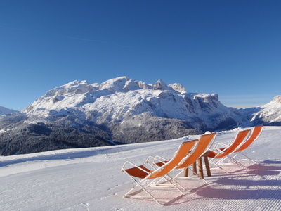 Liegestühle an Almhütte in Corvara (Alta Badia)