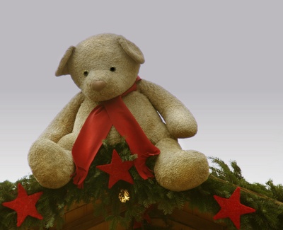 Teddybär  wartet aufs Christkind