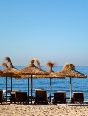 Mallorca - morgendliches Strandbild mit Liegen