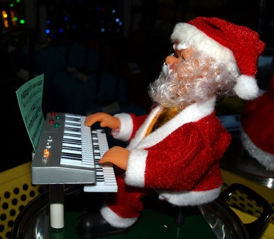 klavierspielender Weihnachtsmann