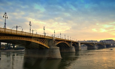 Donaubrücke von Buda nach Pest.