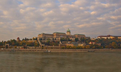 Burgpalast mit Donauufer