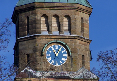Kirchturm mit Uhr in Altenstein