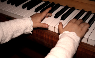 Kleine Hände am Klavier