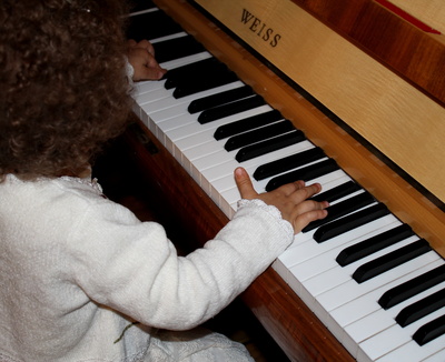 Kleine Klavierspielerin