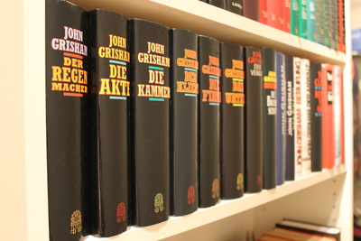 Bücherregal mit Thrillen von John Grisham