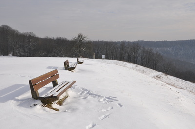 Bänke mit Blick ins Tal