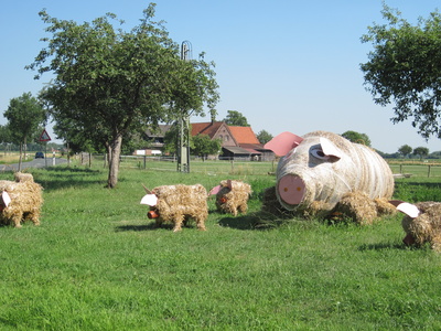 Ferkel aus Stroh