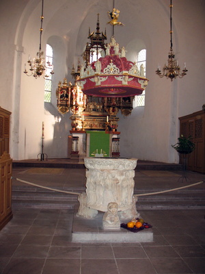 Hohenkirchen Altar und Taufbecken