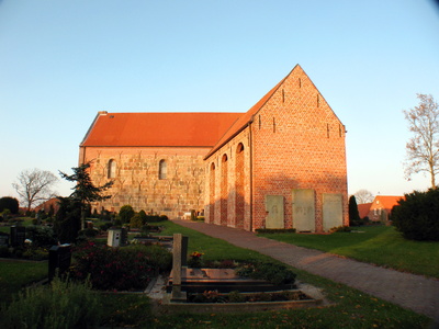 Minsen Kirche und Glockenturm seitlich