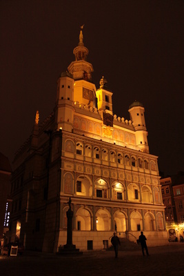 Posener Rathaus bei Nacht