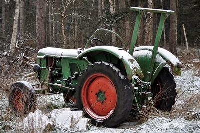 Alter Traktor im Schnee