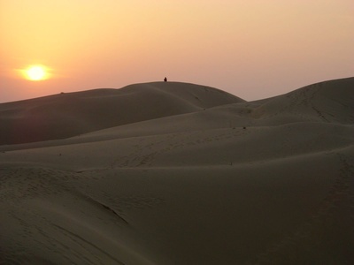 Einsamer Wanderer in der Wüste Thar