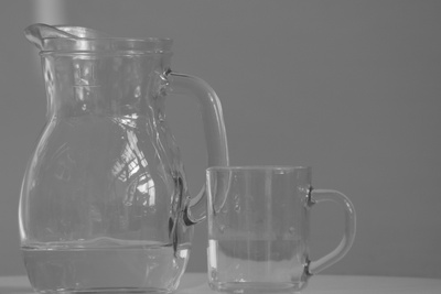 Wasserkrug und Wasserglas
