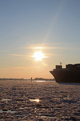 Schiff auf der vereisten Elbe